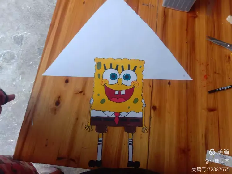 水母,因为海绵宝宝喜欢抓水母,你可以画它的宠物小蜗,它的朋友派大星